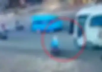 Ngeri, Video Pemotor Tergelincir dan Jatuh, Langsung Diseruduk Bus