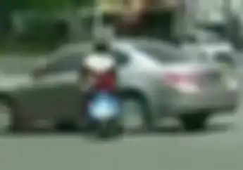 Ngilu, Video Wanita Pengendara Vespa Disenggol Honda Accord Setelah Terobos Lampu Merah
