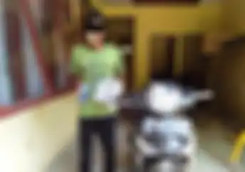Motor Penjambret Kecebur Got, Warga Emosi, Pelaku Seketika Babak Belur