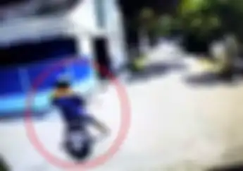 Nekat! Video Maling Bermotor Beraksi Siang Bolong, Tas Isi HP dan Uang Jutaan Raib
