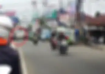 Gak Sabaran, Pemotor Nekat Terobos Lampu Merah, Kena 'Cium' Angkot
