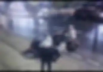 Jalanan Makin Gak Aman! Video Pemotor Yamaha NMAX Pasrah, Nyaris Dikeroyok Motor Dibawa Kabur