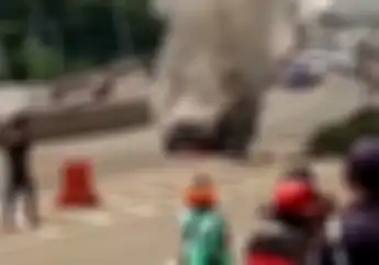 Flyover Sumarecon Bekasi Mencekam, Mobil Iring-iringan Jenazah Terbakar, Pemotor Ketakutan