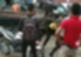 Geger! Anggota TNI Duel Lawan 2 Orang Polisi, Saling Salip Motor