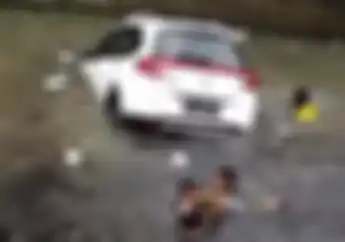 Palembang Geger! Video Mobil Masuk Sungai Setelah Senggol Motor, Dua Bocah Nyaris Tenggelam
