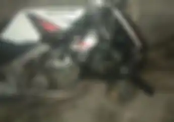 Kawasaki Ninja 150 Luka Parah Ban Depan Copot Usai Seruduk Mobil, Pemotor Terkapar di Tengah Jalan