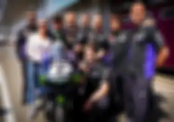 Maverick Vinales Pose Bareng Tim Baru, Termasuk Ada Psikolog Baru?