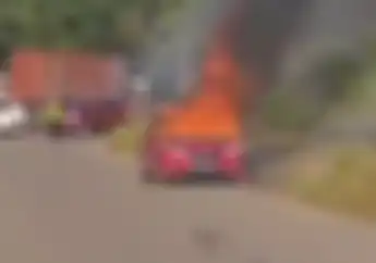 Mencekam! Video Honda Jazz  Ludes Terbakar Hebat di Pinggir Jalan, Pemotor Kocar-kacir