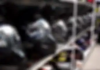 Banyak Yang Penasaran, Berapa Sih Biaya Servis di Bengkel Helm
