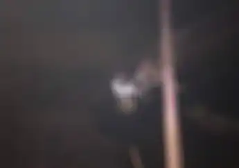 Waduh! Ada Motor Nyangkut di Kabel Listrik, Gimana Ceritanya Ya?
