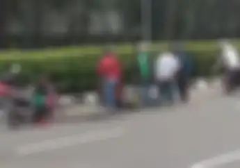 Kasihan, Driver Ojol Tabrak Gerobak, Bakso Sampai Tercecer di Jalanan