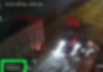 Nahas Banget, Lagi Stop Di Lampu Merah, Pemotor Terjungkal Keseruduk