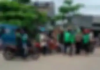 Mencekam! Video Ojek Online VS Ojek Pangkalan di Stasiun Cikampek