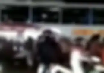 Mencekam! Video Detik-detik Bus Dibakar Massa Usai Tabrak Motor, Korban Kritis