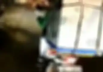 Tega Banget, Video Driver Ojol Wanita Antar Barang Sebesar Ini...
