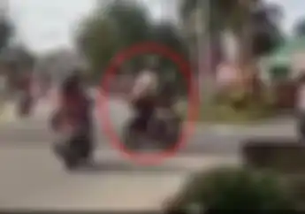 Parah! Gak Mau Ditilang, Pemotor Ini Tabrak Polisi Sampai Terjungkal