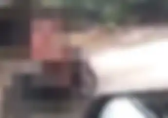 Daerah Batang Gempar! Video Pemotor Bugil di Tengah Jalan, Identitas Pria Misterius Ini Terbongkar