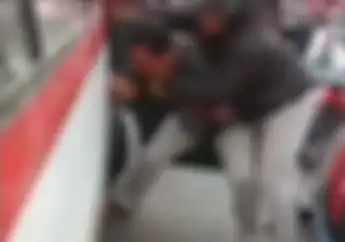 Jalan Raya Serang Mencekam, Sopir Angkot Terlibat Duel dengan Pemotor, Darah Mengucur di Wajah