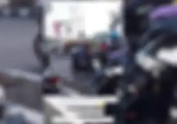 Gak Cuma Matiin Mesin Motor, Pemotor Ini Bisa Baca Buku Di Lampu Merah