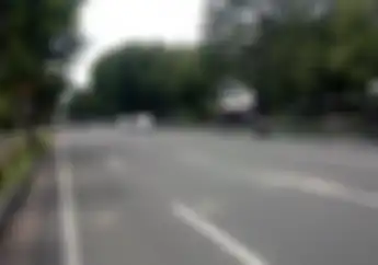 Tragis, Motor Tabrak Wanita Lagi Nyebrang Jalan, Kelindas Mobil Dari Lawan Arah