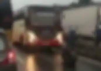 Video Sambil Standarin Motor, Pemotor Pukul Mundur Dua Bus yang Lagi Ngeblong