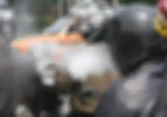 Heboh Larangan Naik Motor Sambil Merokok, Pakai GPS dan Mendengarkan Musik, Polisi Bilang Gak Masalah