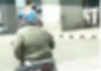 Video Kelakuan Kocak Pemotor di Lampu Merah, Kaki Ogah Turun Kena Aspal