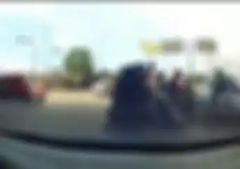 Parah! Video Pengendara Motor Pengantar Mobil Jenazah Banjir Hujatan