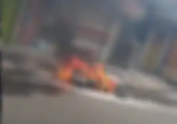 Miris! Sebuah Motor Terbakar di Depok, Driver Ojek Online Panik