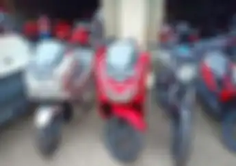 Ironis Inden Honda PCX 4 Bulan Sedangkan Yamaha NMAX Ready Stock