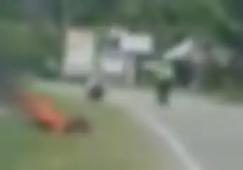 Jalanan di Sulawesi Geger, Pria Ngamuk dan Bakar Motornya Usai Ditilang, Polisi Gak Berkutik