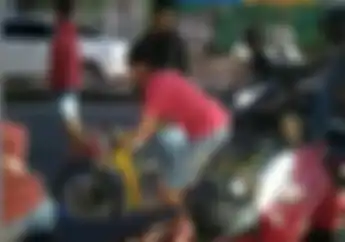 Gokil! Video Driver Ojol Bubarkan Aksi Balap Liar, Pemotor Kocar-kacir