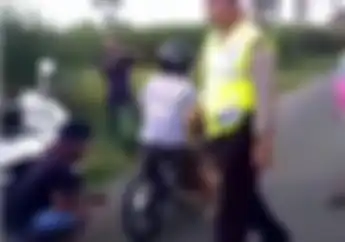 Ajaib, Video Joki Setting Motor di Jalan Umum Bukannya Ditangkap Malah Ditonton Polisi
