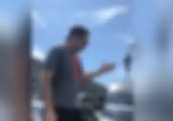 Keren, Video Bule Mengatur Lalu Lintas di Kemacetan Makassar Bikin Pemotor Melongo