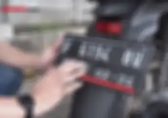 Video Cara Mengusir Suara Berisik di Pelat Nomor Motor, Gampang!