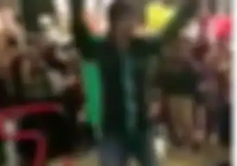 Viral, Video Driver Ojek Online Berjoget di Pusat Permainan, Jago Banget!