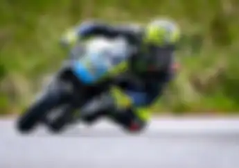 Dasar Valentino Rossi, Gak Bisa Latihan Naik Motor MotoGP, Motor Gini Pun Jadi