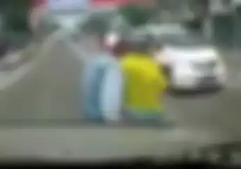 Video Emak-emak Pemotor Putar Balik Sembarangan Keseruduk Mobil, Ngilu!