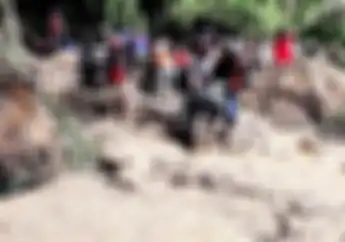Palopoo Mencekam, Jalan Putus Akibat Longsor, Motor Terpaksa Digotong