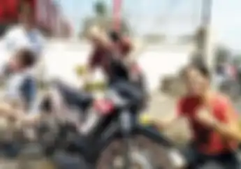 Ada Apa Nih? Banyak Bule Jadi Tukang Cuci Motor Gratis di Semarang