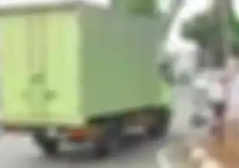 Ngeri! Nyawa Dua Pelajar Melayang Gara-gara Sopir Truk Nyalip Sembarangan, Honda Vario Ringsek