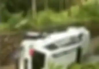 Instan Kualat, Video Pajero Nyemplung Kali Habis Serempet Pemotor dan Halangi Ambulans
