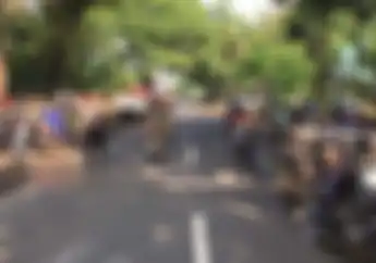 Pemotor Jatuh Habis Tabrak Mobil yang Ngerem Mendadak, Langsung Dihantam Truk Tronton dari Lawan Arah