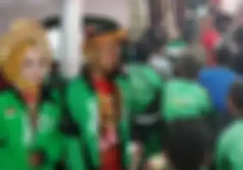 Viral Video Pasangan Ojol Menikah, Pengantin Sampai Tamu Kompak Pakai Jaket Hijau