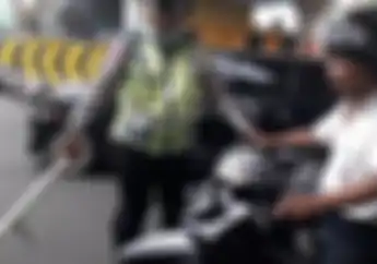 Video Polisi Menangkap Basah Driver Ojol dan Sopir Gara-gara Merokok