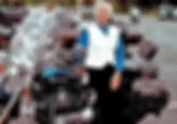 Jangan Mau Kalah Bro, Nenek 93 Tahun Masih Doyan Riding Motor Harley-Davidson