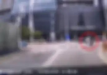 Ngeri! Video Detik-detik Seorang Wanita Dijambret, Tarik-tarikan Tas Sampai Tersungkur
