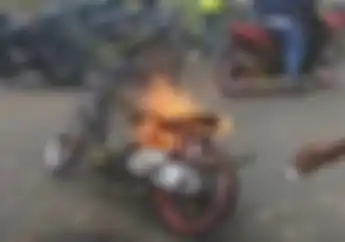 Area Sirkuit Mendadak Heboh, Motor Drag Terbakar Hebat, Penonton Sibuk Bantu Padamkan Api