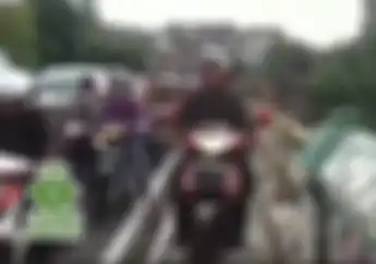 Salut, Pria Ini Hadang Pemotor Yang Berjalan di Trotoar di Yogyakarta