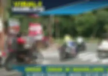 Viral, Emak Emak  Gas Gas Motor 2-Tak Di Lampu Merah Bawa Sayur